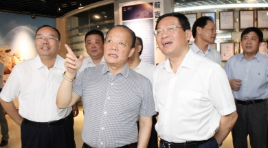 2014年7月，時任浙江省委副書記、省長李強到中國巨石視察。李強稱贊巨石是真正國際化的企業(yè)，鼓勵巨石加大科技創(chuàng)新，做好強鏈、補鏈、延鏈，積極拓展市場，做大做強。