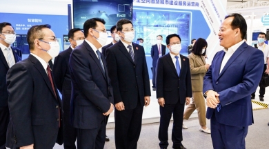 2021年9月，時任浙江省委書記、省人大常委會主任袁家軍，時任浙江省委副書記、省長鄭柵潔蒞臨世界互聯(lián)網(wǎng)大會烏鎮(zhèn)峰會中國巨石新材料產(chǎn)業(yè)鏈未來工廠數(shù)字化運用場景，點贊中國巨石未來工廠建設(shè)成果。