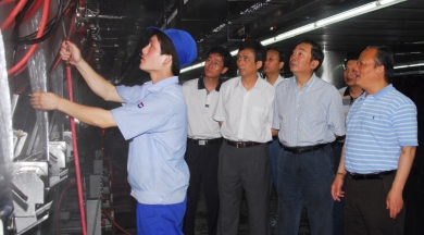 2007年6月，時任嘉興市委書記黃坤明視察巨石總部。黃坤明稱贊巨石是嘉興市的企業(yè)金名片，不愧為嘉興驕傲。