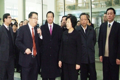 2010年12月，時任福建省委書記、省人大常委會主任孫春蘭（右三）視察巨石九江公司。